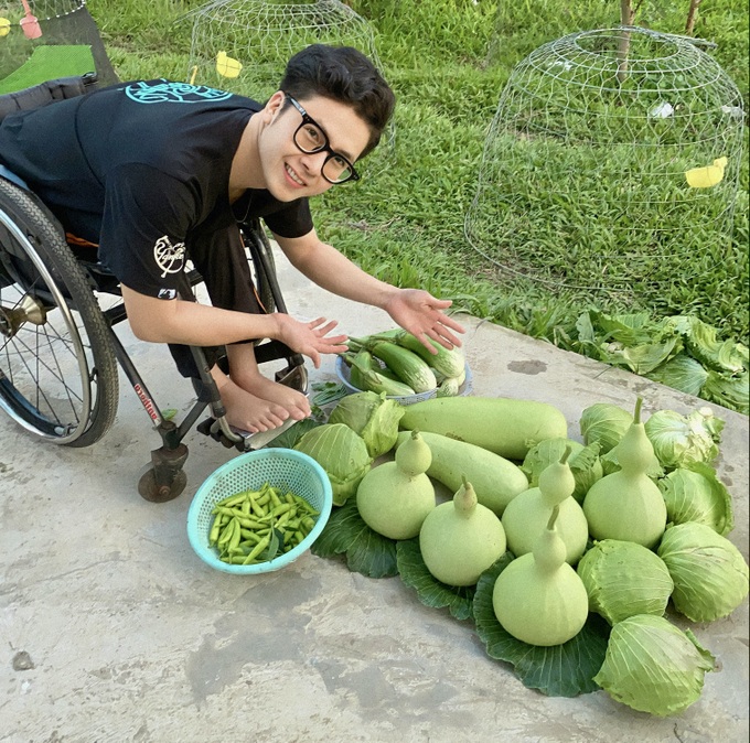 Vườn rau trái trĩu quả của chàng trai liệt hai chân ở miền Tây gây 