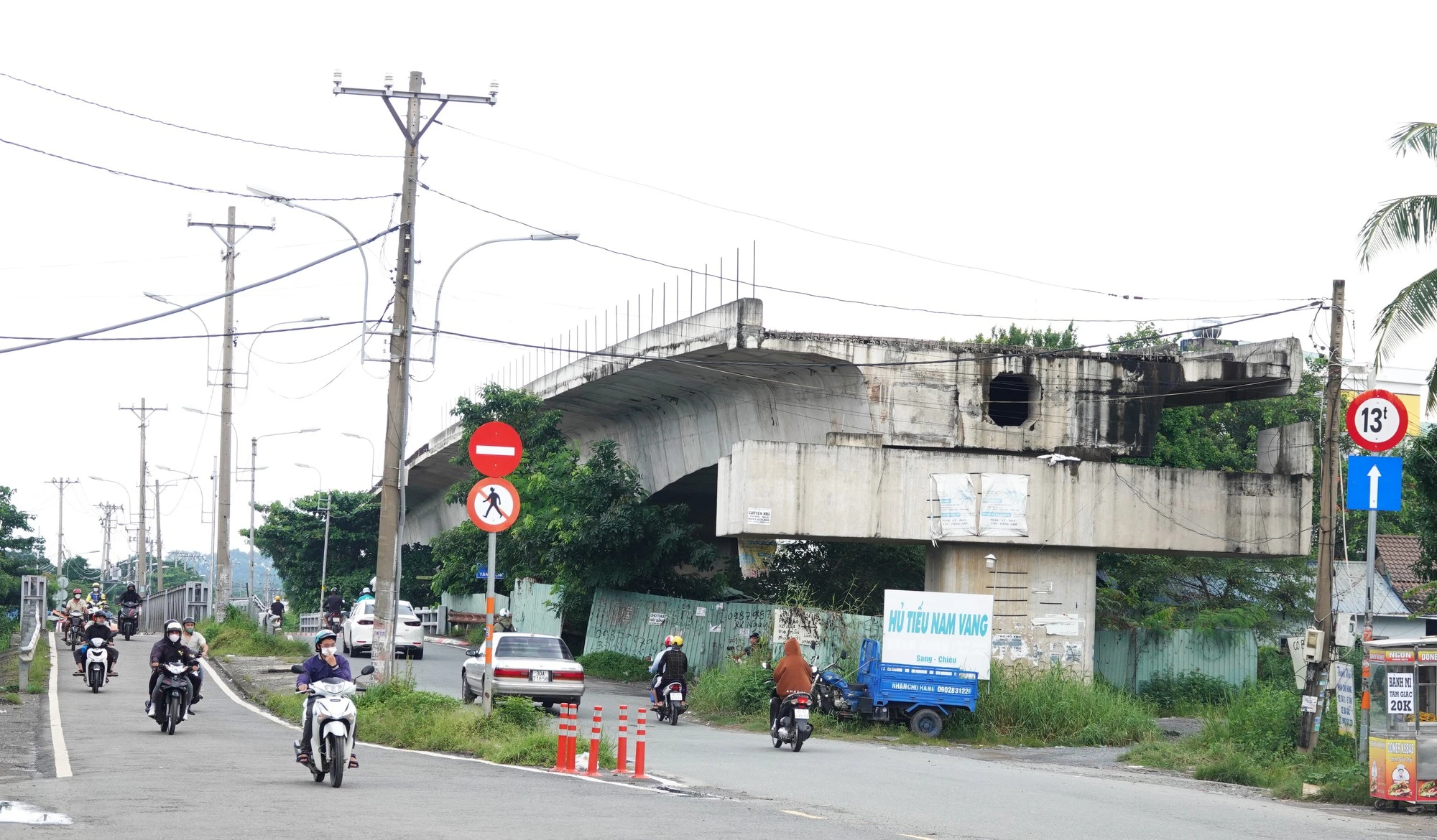 TP.HCM phê bình chủ đầu tư 'ngó lơ' bảng tiến độ dự án - Ảnh 1.