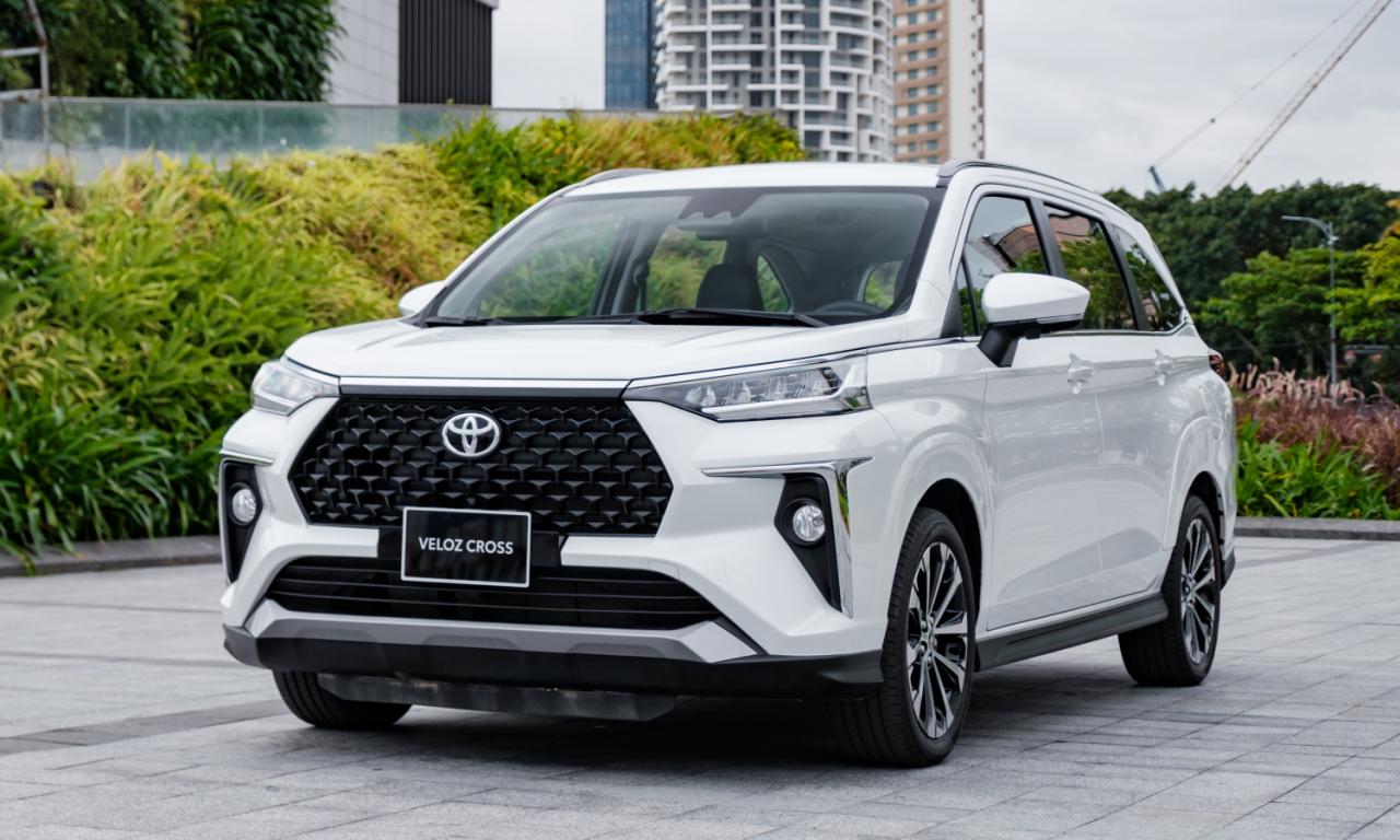 Dicht auf den Fersen des Xpander ist Veloz, ein MPV-Modell, mit dem Toyota seinen Marktanteil in einem Segment zurückgewinnen will, das viele Jahre lang von Mitsubishi gehalten wurde. Toyota Veloz erzielte nach 6 Monaten einen Absatz von 3.640 Fahrzeugen. Foto: Toyota