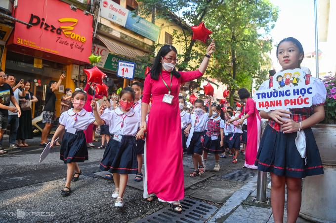 Les élèves de première année de l'école primaire de Thang Long, district de Ba Dinh, à Hanoi, retournent à l'école le 22 août 2022. Photo : Giang Huy