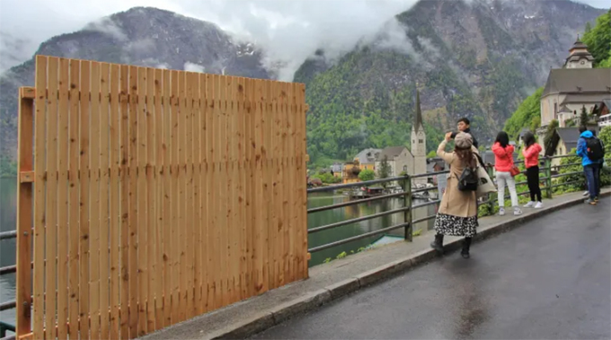 Hallstatt a érigé des barrières pour empêcher les visiteurs d'accéder aux zones les plus pittoresques du village afin de lutter contre la surpopulation. Mais cette clôture a été démontée en raison de l’opposition du public. Photo : AFP