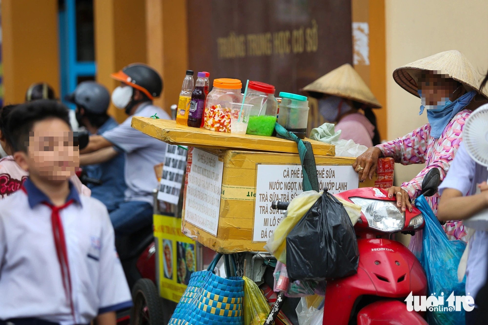 Các loại thạch đi kèm trà sữa với đủ màu sắc không có bao bì, nhãn mác được bày bán trước một cổng trường THCS ở quận Bình Thạnh