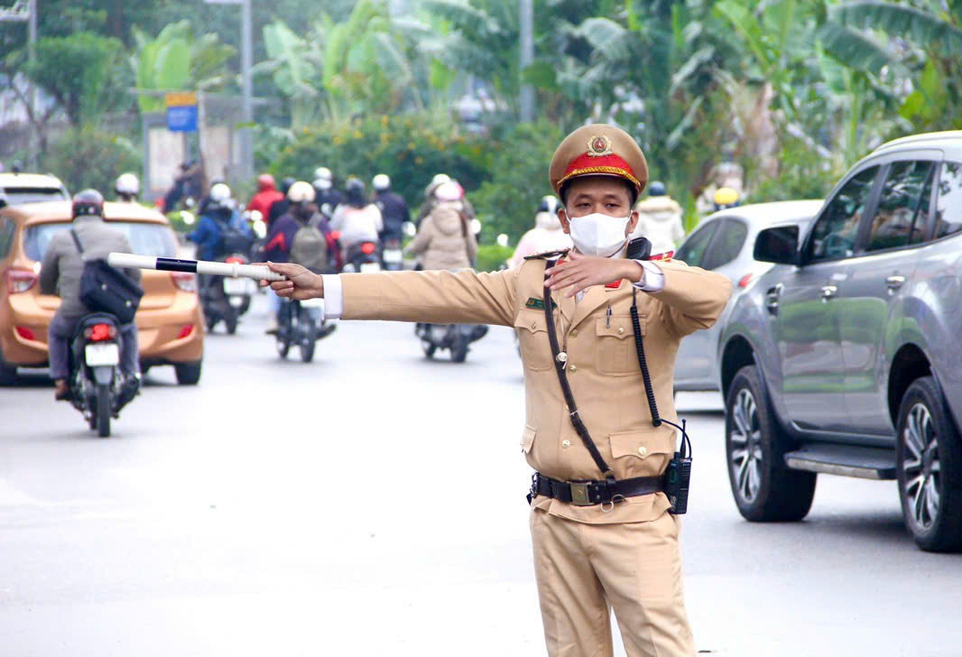 On weekends, many roads in Hanoi are congested for a long time, photo 9