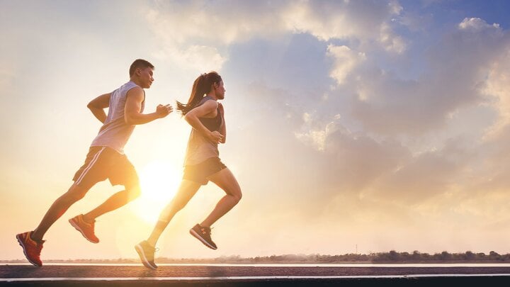 Correr consume más energía por lo que se queman más calorías.