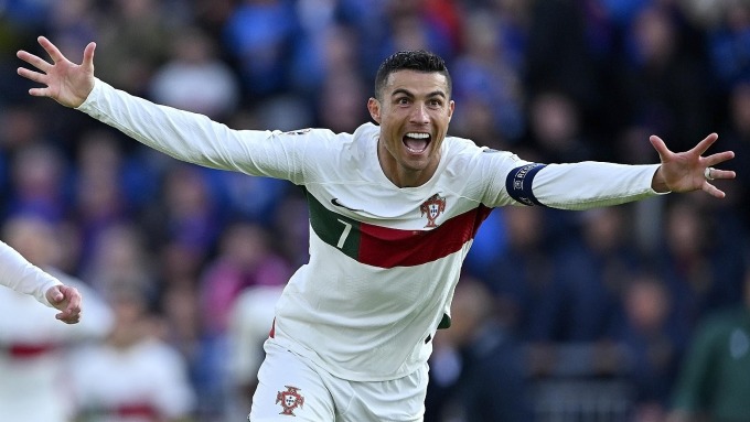 Ronaldo célèbre son but à la fin du match contre l'Islande le 20 juin. Photo : AP