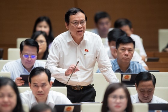 El diputado Vu Trong Kim (Nam Dinh) debatió en el Parlamento en la mañana del 1 de junio. Foto: QUANG PHUC