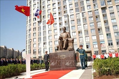 Feierliche Einweihungszeremonie des Präsident-Ho-Chi-Minh-Denkmals in St. Petersburg