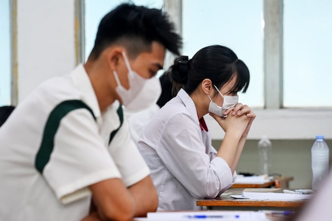 [6月28日、ハノイで高校卒業試験を受ける受験生たち。写真：Giang Huy