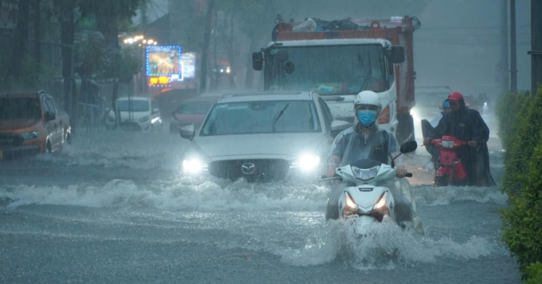 Pronóstico del tiempo 16 de octubre de 2024: Lluvias en Hanoi, lluvias muy fuertes desde Ha Tinh hacia el sur