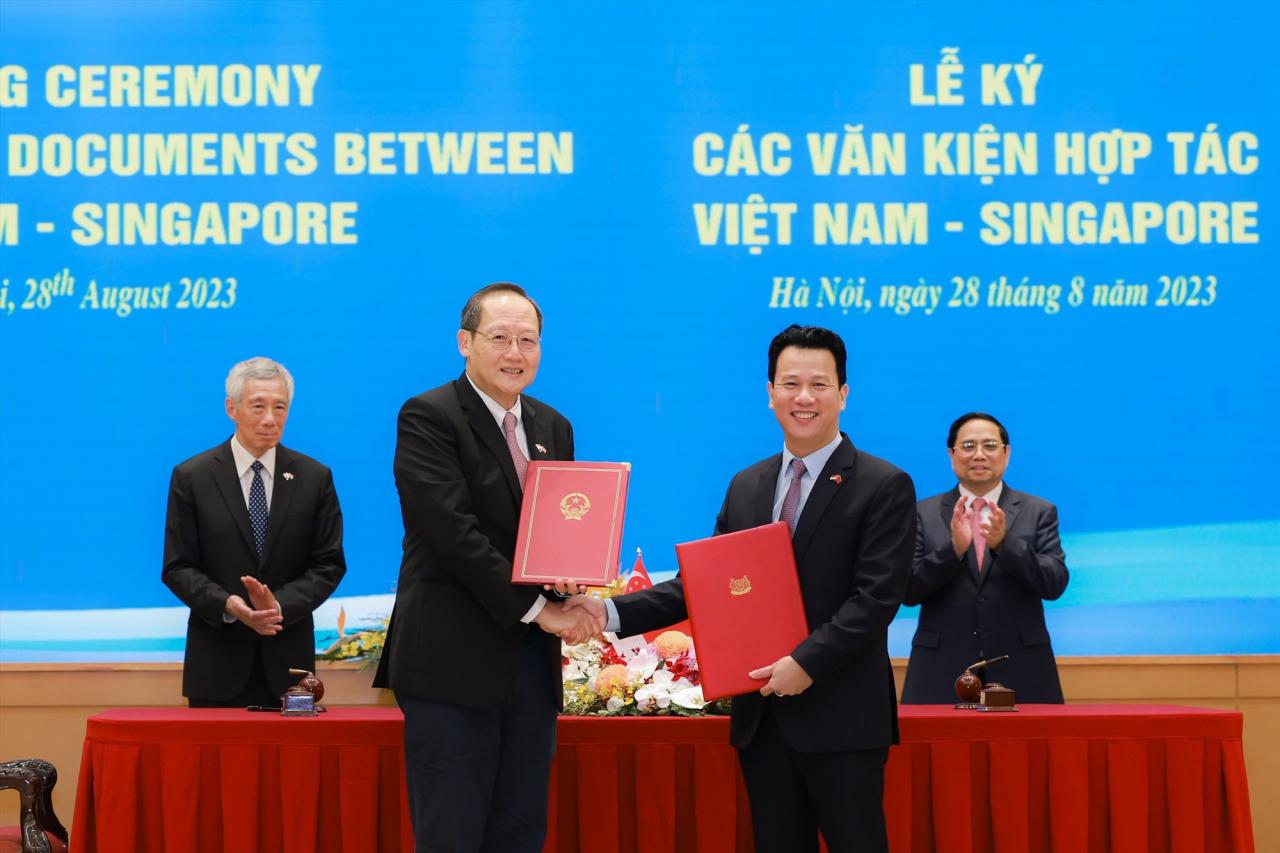 - Vietnam side: Minister of Natural Resources and Environment Dang Quoc Khanh. - Singapore side: Minister of Manpower and Second Minister of Industry and Trade Tan See Leng.