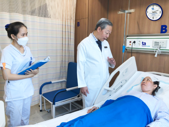 Doctor Tan Si examined Ms. Thuy after the successful surgery. Photo: Provided by the hospital