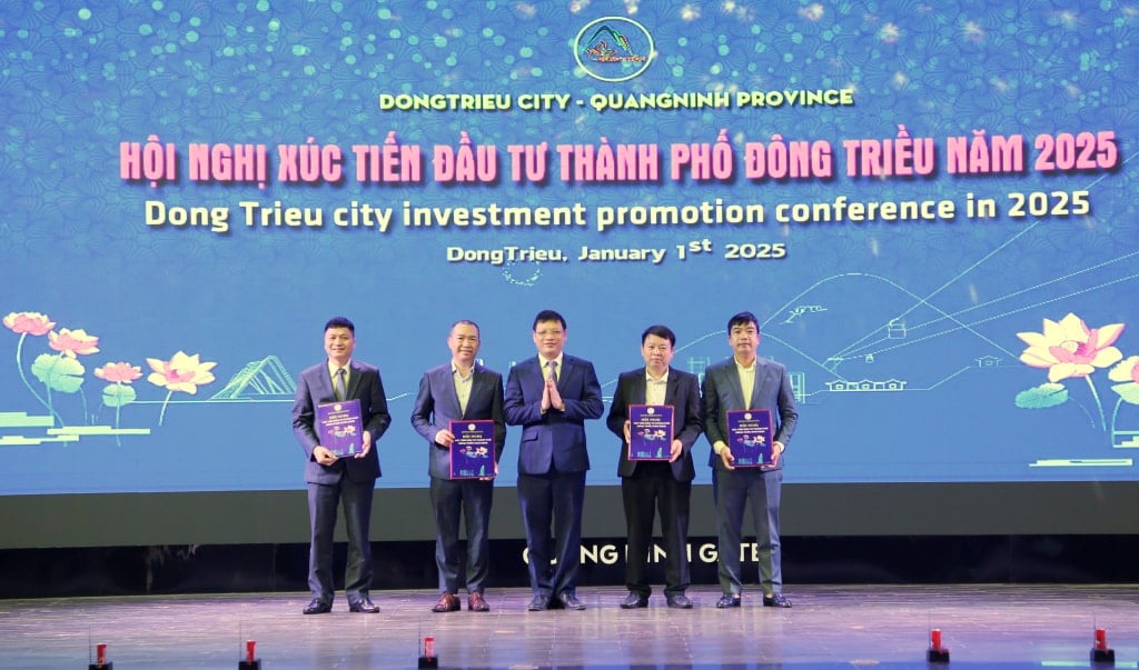 El camarada Nghiem Xuan Cuong, vicepresidente del Comité Popular Provincial, otorgó decisiones de política de inversión a proyectos de inversión en la ciudad de Dong Trieu.