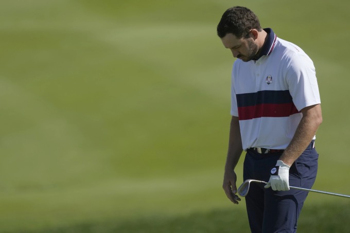 Cantlay después de hacer un chipping hacia el green en el hoyo 16 del partido de foursomes en el Marco Simone Golf Club en Roma el 30 de septiembre. Foto: AP