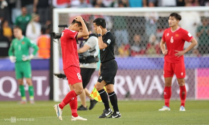 Captain Do Hung Dung holds his head in regret after Vietnam lost 2-3 to Iraq in the final round of Group D of the 2023 Asian Cup at Jassim bin Hamad Stadium, Al Rayyan City, Qatar, January 24, 2024. Photo: Lam Thoa