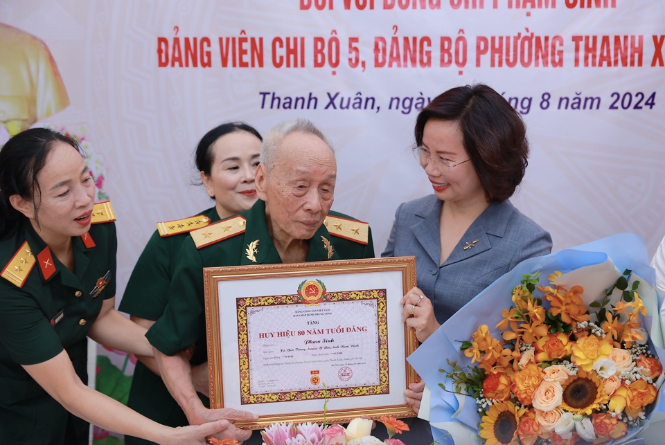 Trân trọng trao Huy hiệu 80 năm tuổi Đảng tặng đảng viên lão thành Phạm Sinh, thay mặt Ban Thường vụ Thành ủy, Bí thư Quận ủy Thanh Xuân Bùi Huyền Mai khẳng định, việc trao tặng Huy hiệu cao quý của Đảng là niềm vinh dự, tự hào không chỉ của cá nhân đảng viên Phạm Sinh mà còn là niềm vui chung, niềm tự hào của toàn Đảng bộ quận Thanh Xuân