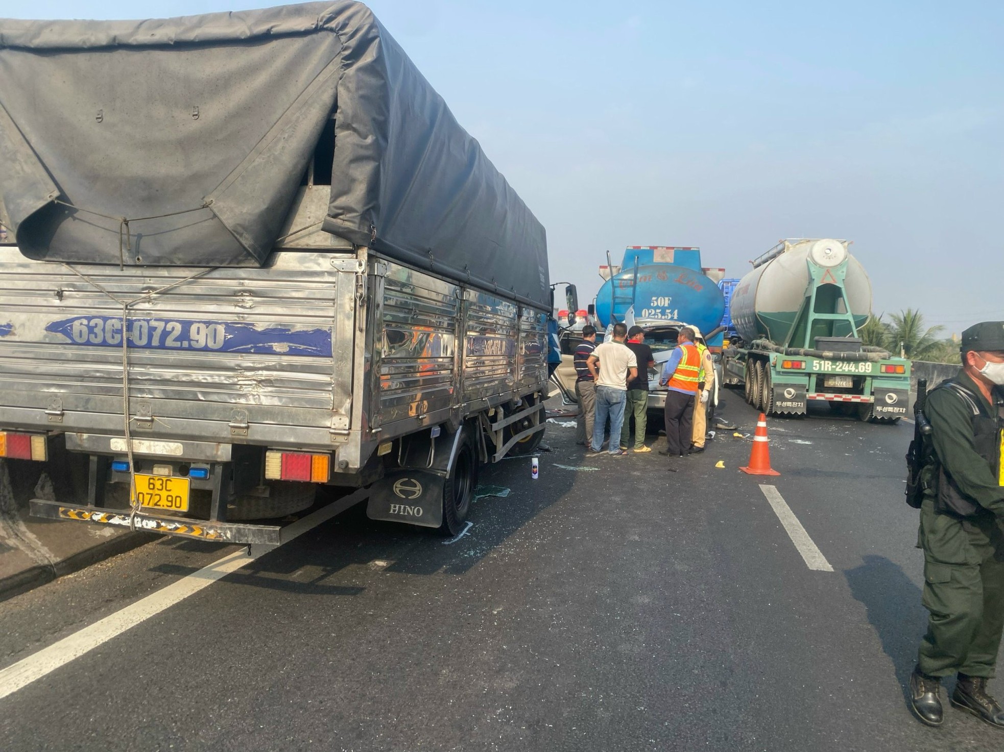 Trois voitures sont entrées en collision consécutivement, provoquant un long embouteillage sur l'autoroute Ho Chi Minh-Ville - Trung Luong, photo 1