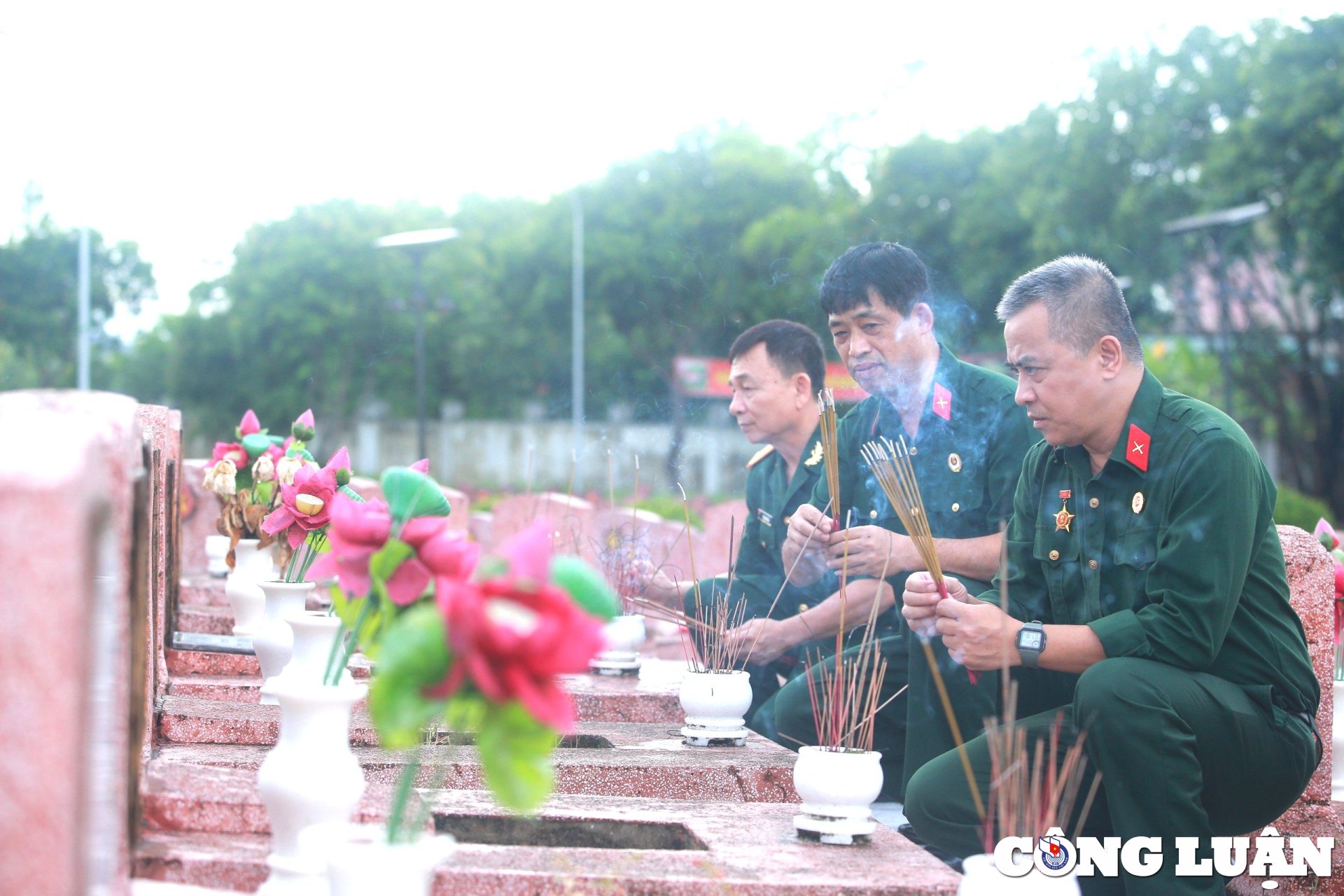 ผู้นำสำนักข่าวเวียดนามมอบดอกไม้และแสดงความอาลัยแด่ประธานาธิบดีโฮจิมินห์และวีรบุรุษผู้พลีชีพในเหงะอาน ภาพที่ 7