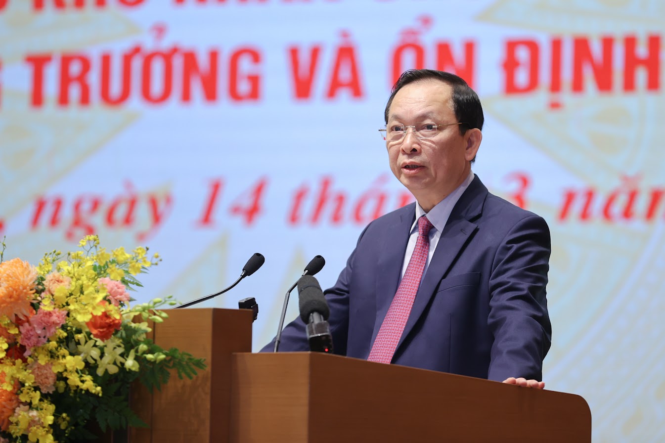 Permanent Deputy Governor of the State Bank of Vietnam Dao Minh Tu presents the report. Photo: VGP/Nhat Bac