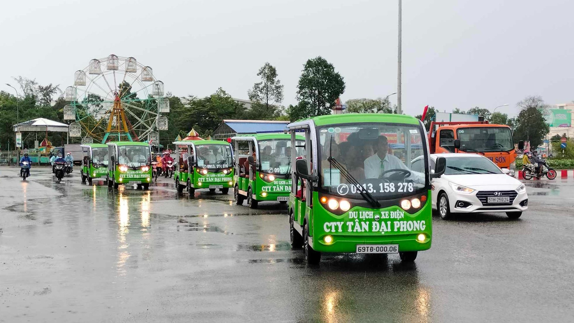 Cà Mau lần đầu có xe điện phục vụ khách du lịch- Ảnh 1.