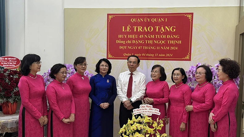 Awarding the 45-year Party membership badge to comrade Dang Thi Ngoc Thinh photo 1