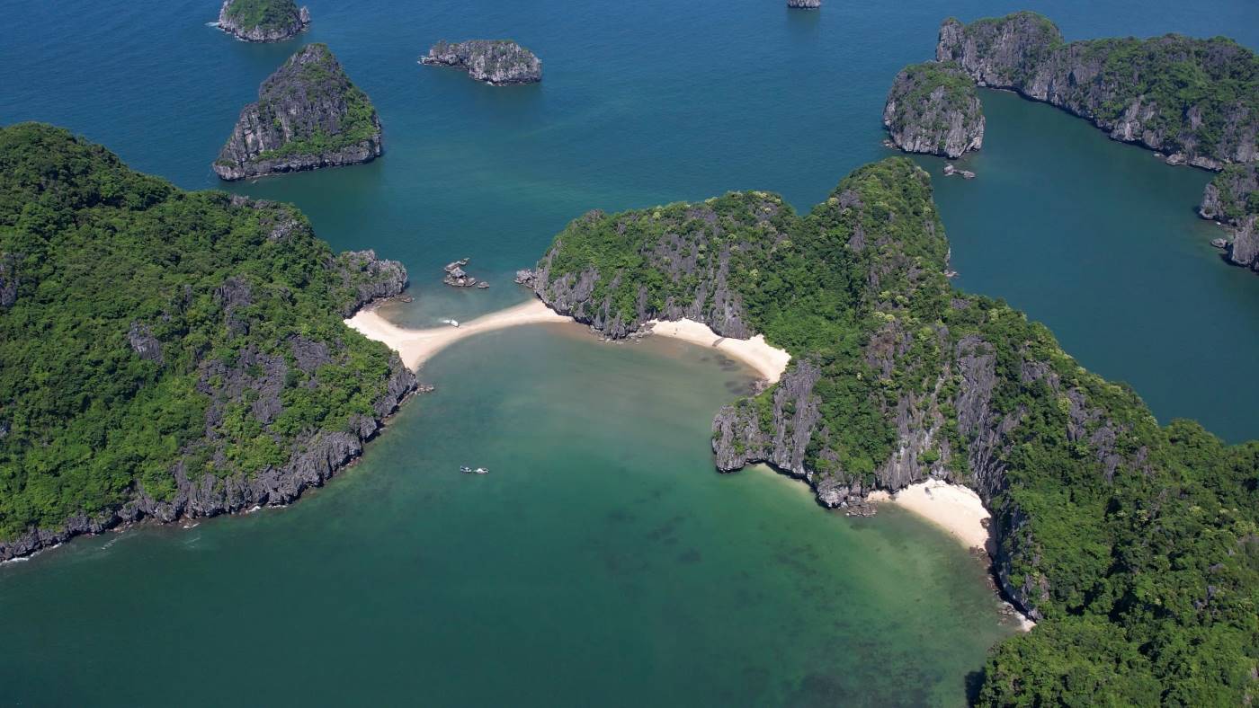 To fully enjoy this sandbank, you must choose the right time when the tide is low. At that time, Cat Oan beach is a smooth white sandbank emerging in the middle of the sea, connecting limestone mountains with small sandbanks at the foot of the mountain. Photo: Nguyen Hung