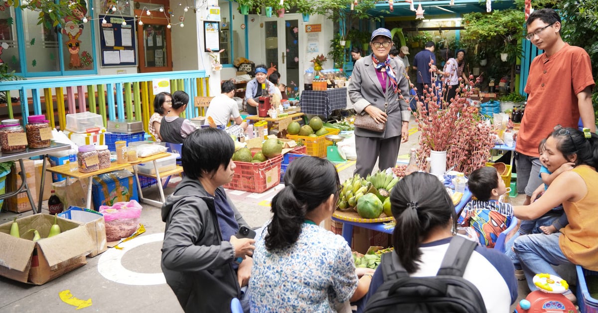 Mercado de temporada, sin bolsas de plástico, sin ruido en medio de una ciudad bulliciosa.