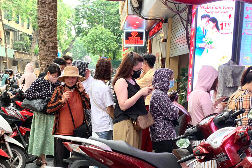 ประชาชนต่อแถวซื้อทองคำตั้งแต่เช้า ร้านทองหยุดขาย มีแต่ซื้อเข้าเท่านั้น