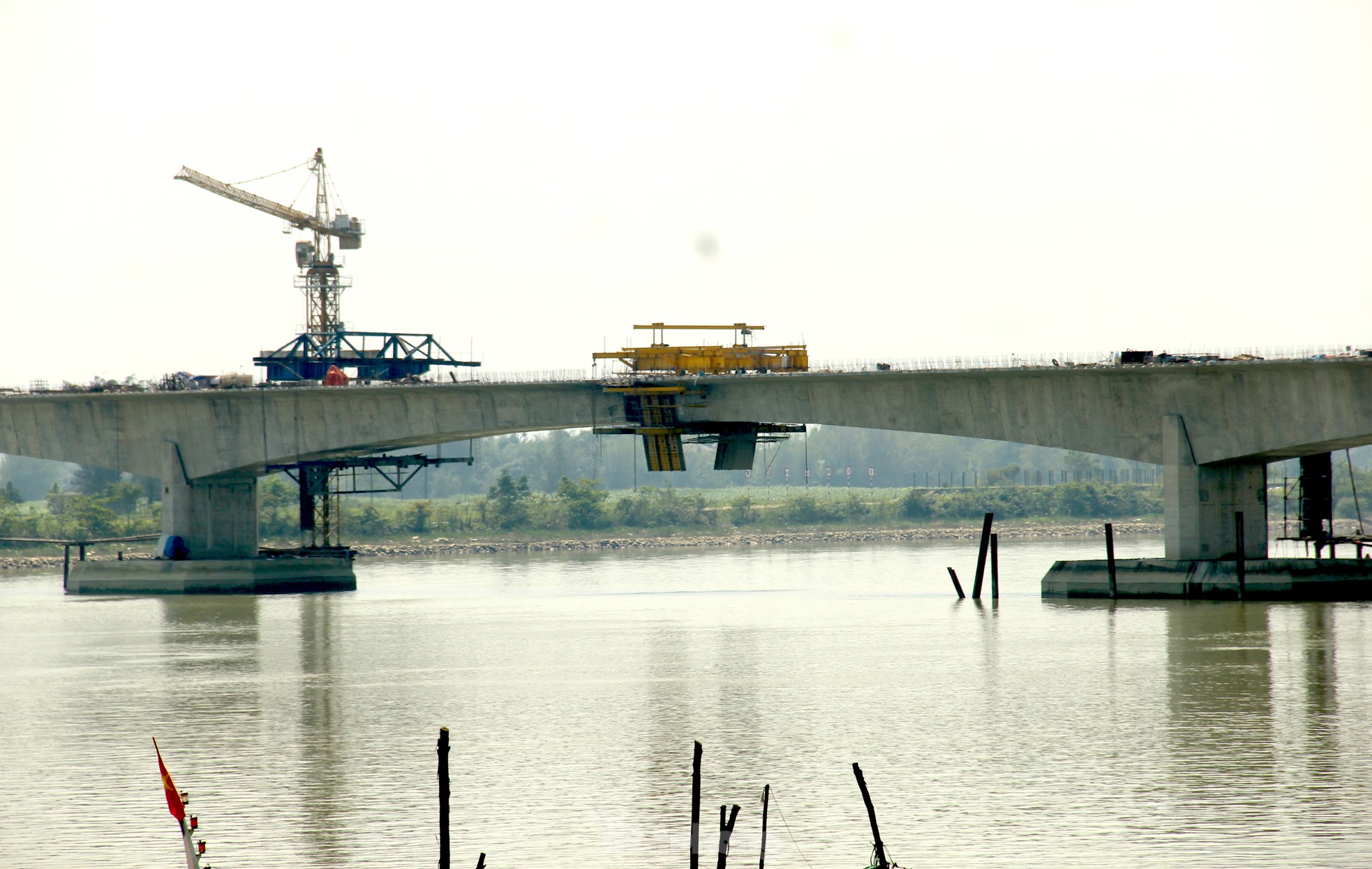 The bridge over the river connecting Nghe An and Ha Tinh provinces before the day of completion photo 6