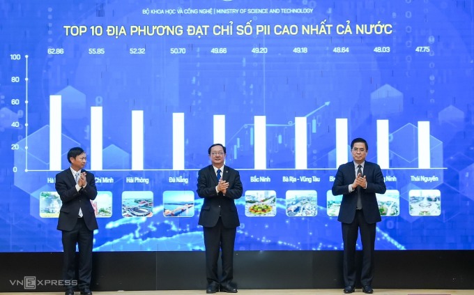 De izquierda a derecha: el viceministro Hoang Minh, el ministro Huynh Thanh Dat y el viceministro Nguyen Hoang Giang presionan el botón para anunciar los resultados del PII. Foto: Tung Dinh