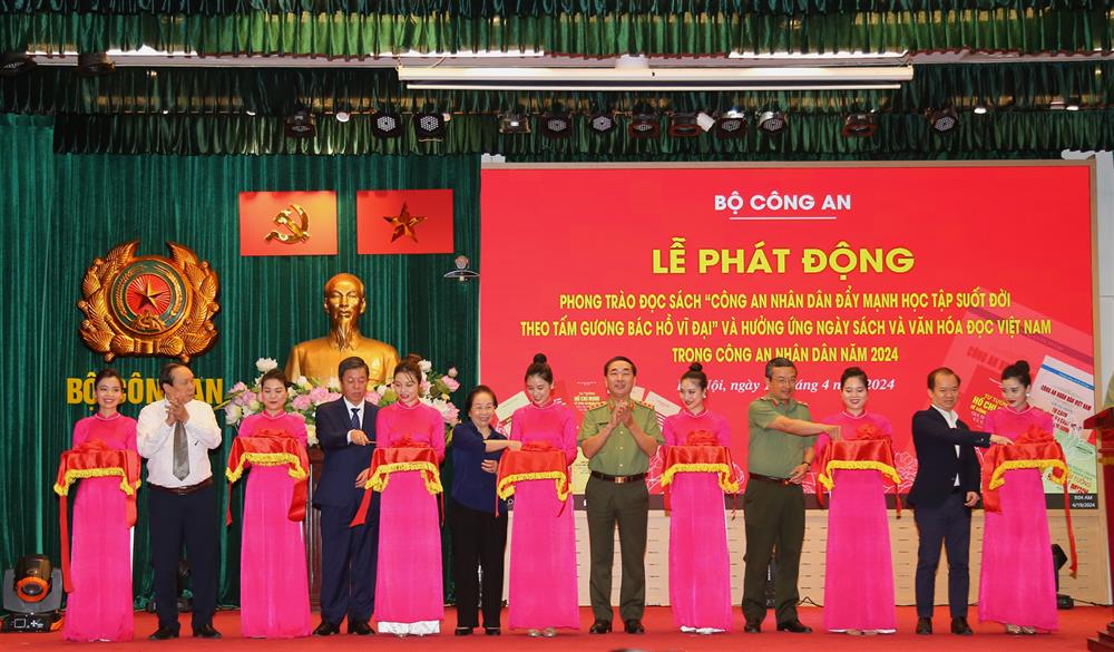 El viceministro Tran Quoc To, la presidenta de la Asociación Vietnamita para la Promoción de la Educación, Nguyen Thi Doan, y los delegados cortaron la cinta para inaugurar el Día de la Cultura del Libro y la Lectura en la Seguridad Pública del Pueblo.