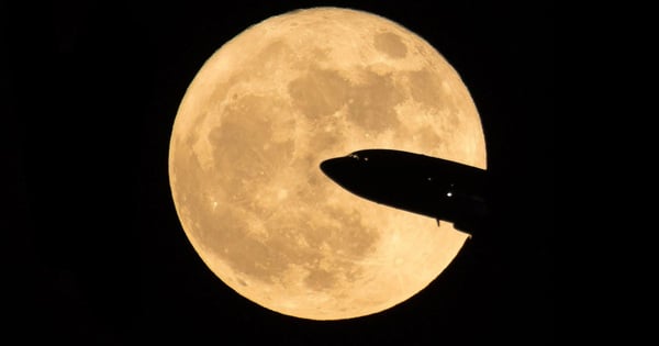 Ce soir, le Vietnam accueille une super lune bleue, qui pourrait être... orange.