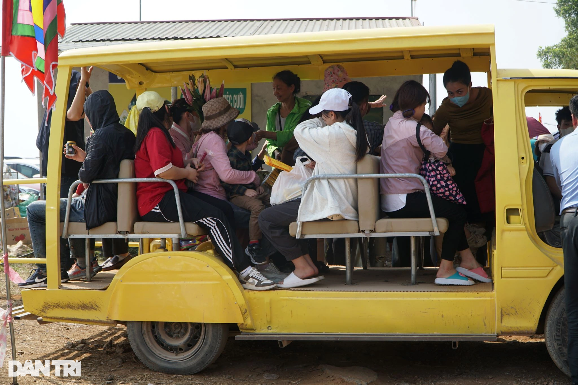 Xe trung chuyển nhồi nhét khách, đại náo đường lên đền Nưa - Am Tiên - 10