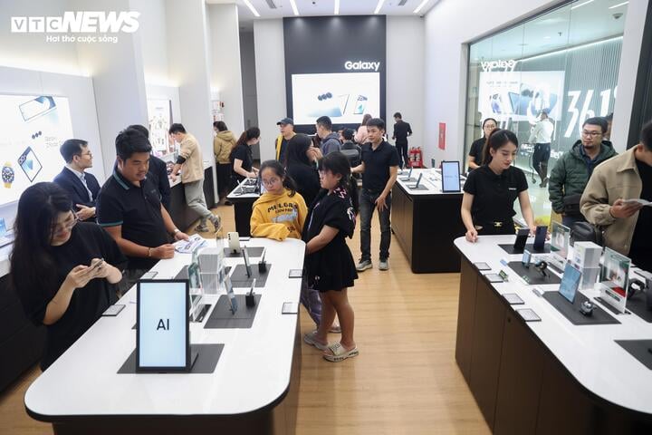 Als Teil der Kette echter Samsung-Erlebnisgeschäfte in Vietnam ist SamCenter Aeon Mall Long Bien der 33. Erlebnisgeschäft, der zum Verkauf eröffnet wird.