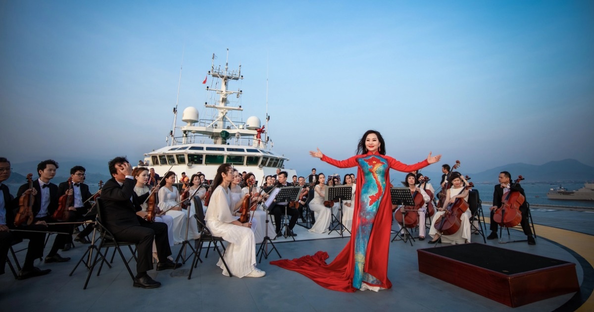 La Orquesta Sinfónica Nacional de Vietnam actúa en el mar en una película sobre Truong Sa