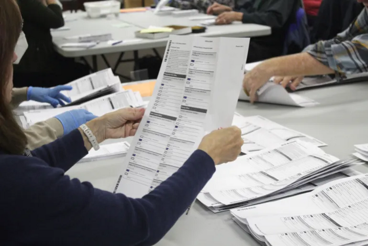 選挙管理員が投票用紙をチェックしている。 （写真：AP通信）