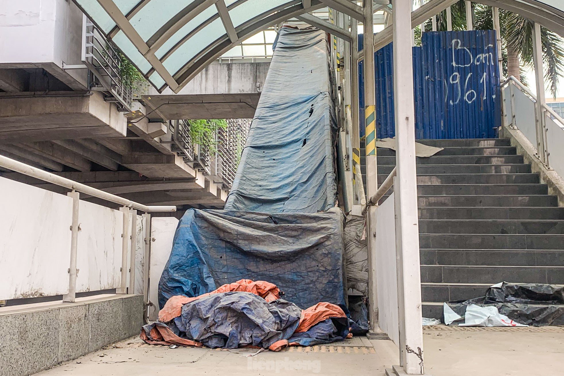 Während der Inbetriebnahme der U-Bahn-Station Nhon-Hanoi Railway Station ist diese noch immer schmutzig und voller Müll. Foto 10