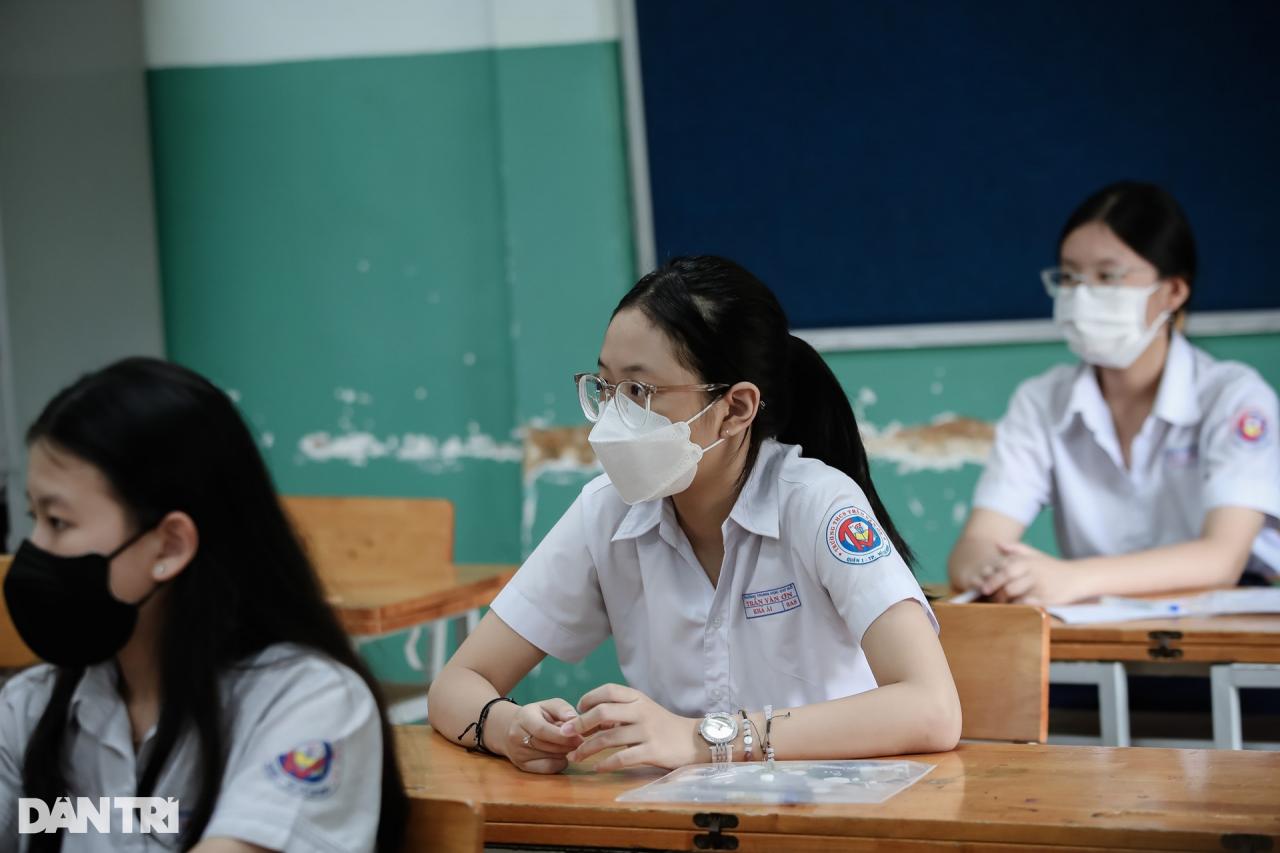 Thí sinh vỡ òa ở môn thi đầu tiên kỳ thi tuyển sinh lớp 10 tại TPHCM - 6