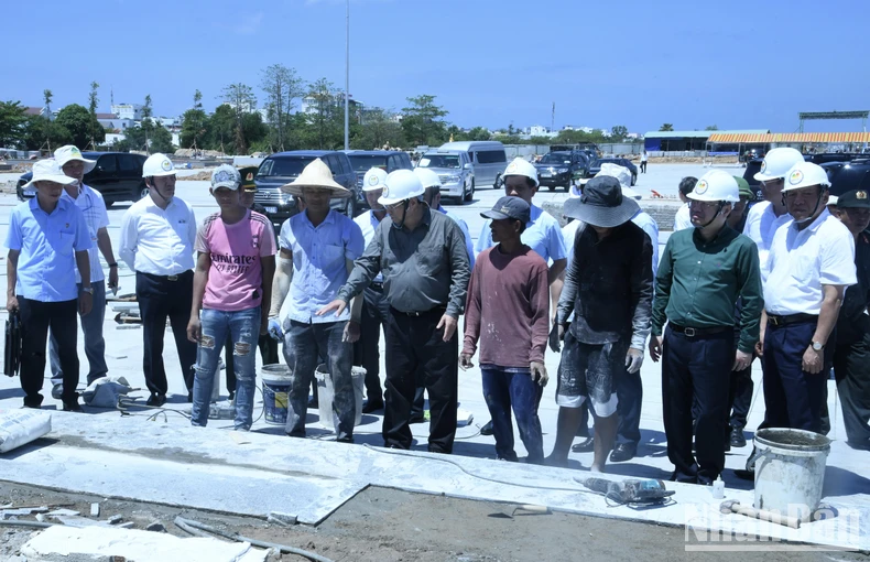 El primer ministro Pham Minh Chinh examina algunos proyectos clave en Phu Quoc foto 4