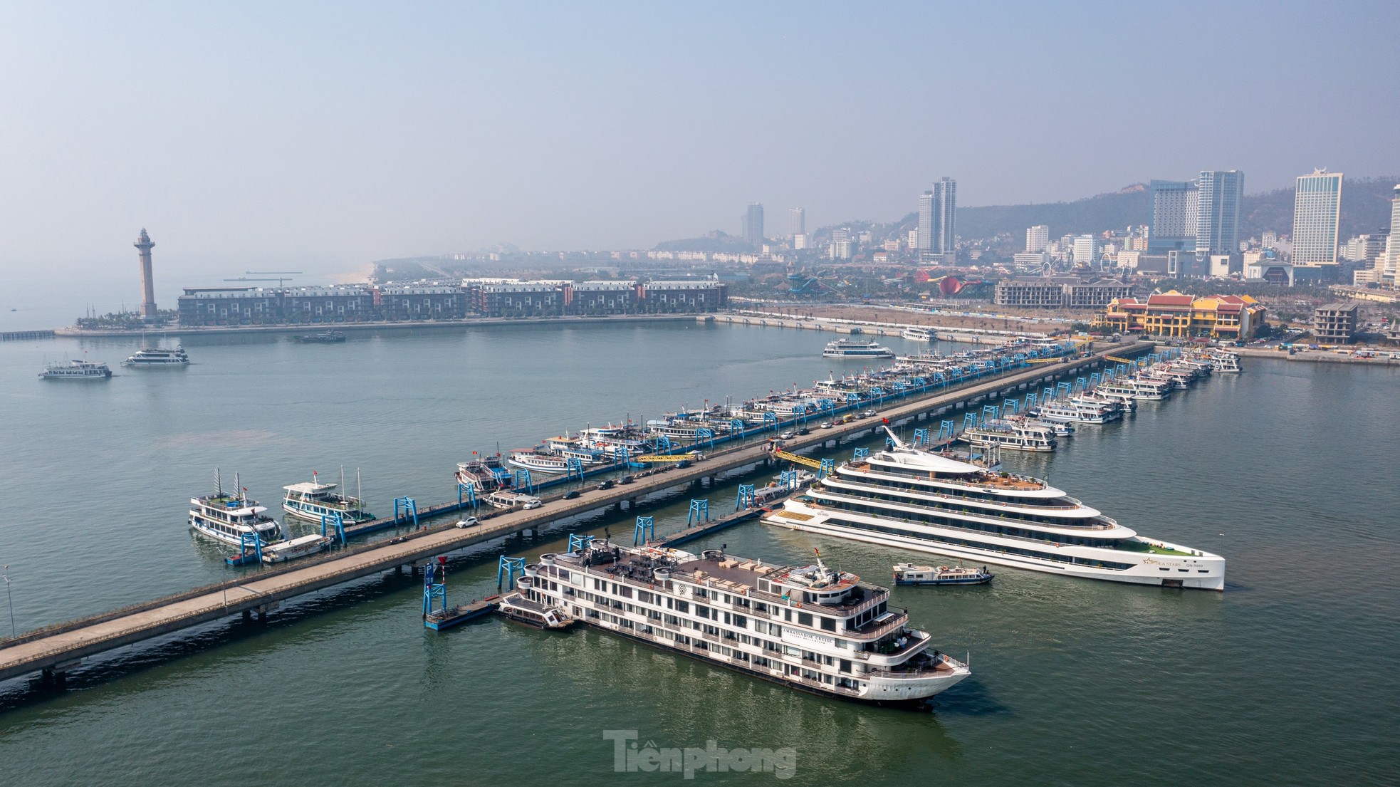 Nha Trang und Ha Long Bay ziehen am ersten Tag des Jahres internationale Besucher an. Foto 15