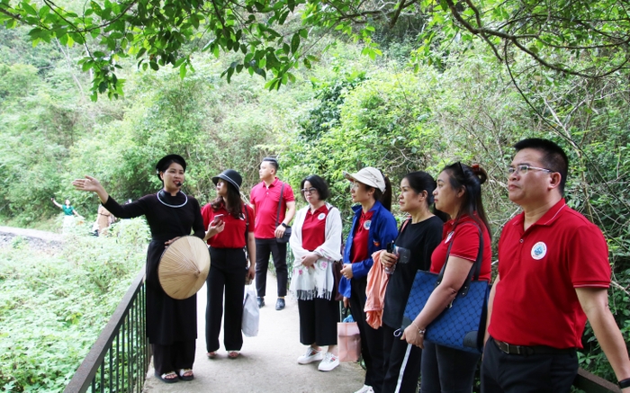 Bac Kan Newspaper reports on achievements and presents them to Uncle Ho at Pac Bo National Special Relic Site, photo 5