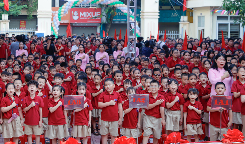 グエン・ディン・チエウ中学校の生徒たちが新学期を楽しく迎える - 写真: VGP/Nhat Bac