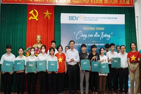 Joint Stock Commercial Bank for Investment and Development of Vietnam awards 150 scholarships to poor students who overcome difficulties