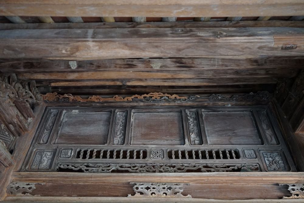 The wooden details and items are elaborately carved on the roof. Photo: Quach Du
