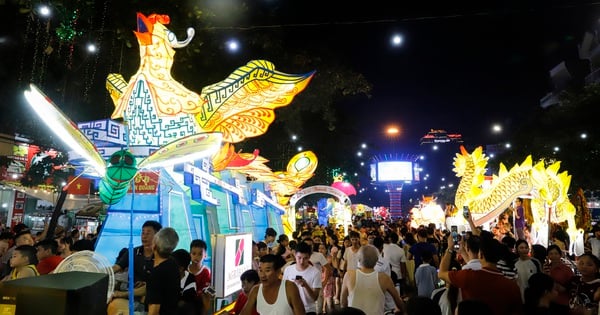 Decenas de miles de personas llevan linternas gigantes para celebrar el Festival del Medio Otoño temprano en Tuyen Quang.