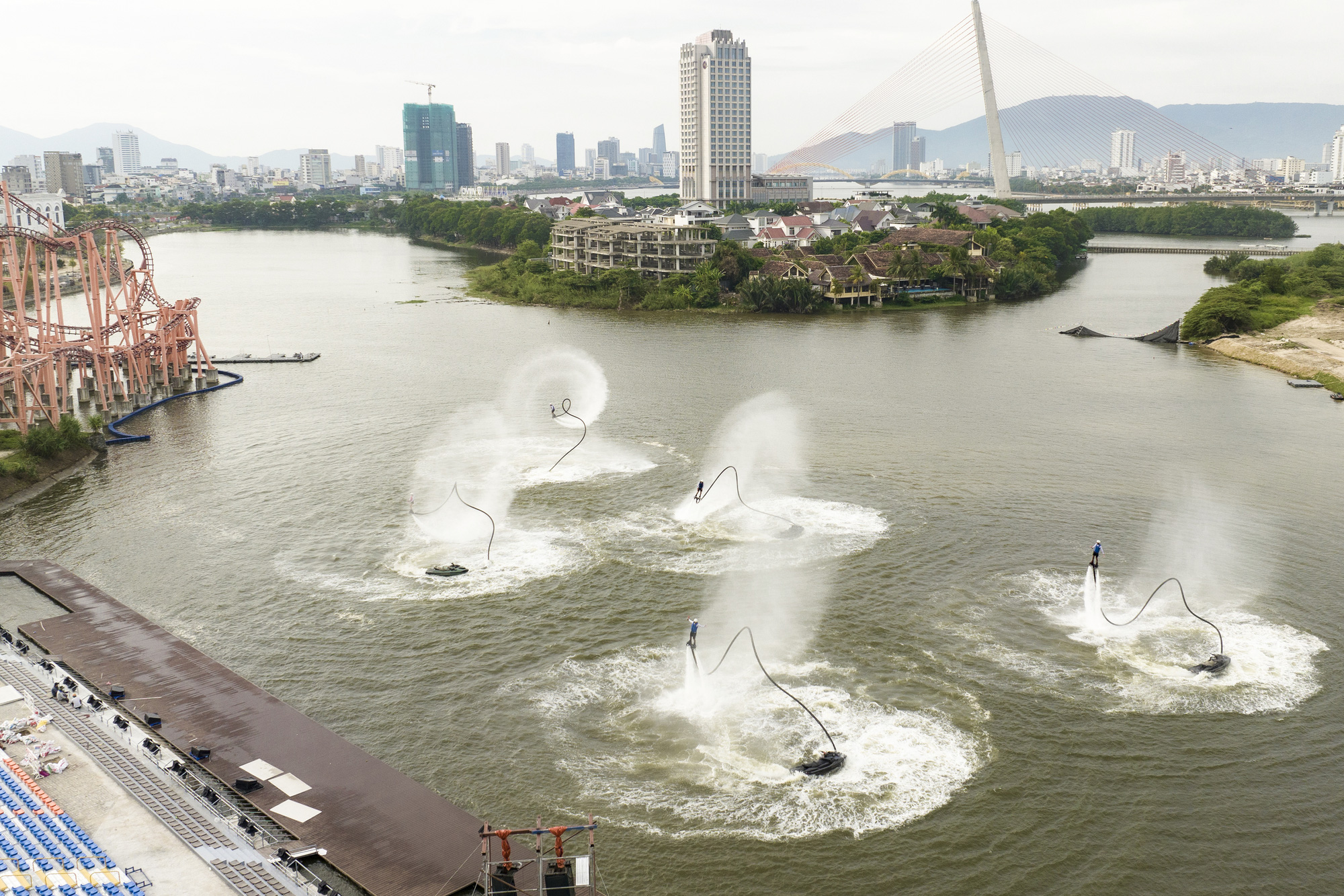 Với không gian đẹp, jetski và flyboard hứa hẹn sẽ đem đến cho du khách những trải nghiệm thú vị - Ảnh: THANH NGUYÊN