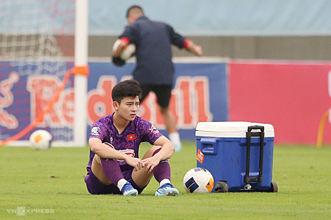 Phan Tuan Tai se sentó a observar a sus compañeros de equipo sub-23 de Vietnam en la tarde del 6 de abril. Foto: Thu Khuc