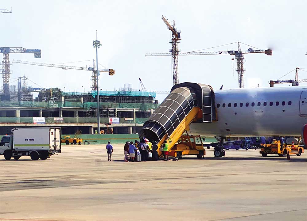 Airport City-Projekt: Das Terminalprojekt T3 am Flughafen Tan Son Nhat mit einem Investitionskapital von 11 Milliarden VND wird dringend umgesetzt. Die Inbetriebnahme ist für Juni 2025 geplant. Terminal T3 integriert verschiedene Technologien und Einrichtungen, die das Passagiererlebnis verbessern und zu einer „Airport City“ werden sollen.