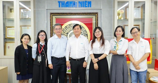 Visite du consul général de Singapour à Thanh Nien