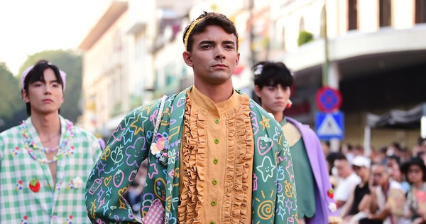 Deleite sus ojos con el desfile de moda en la calle peatonal Trang Tien