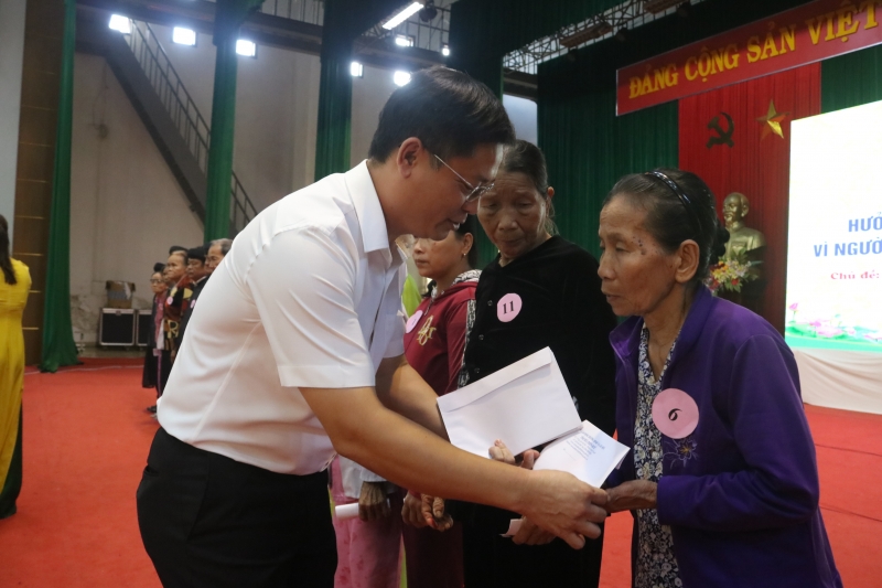 El Vicepresidente Permanente del Comité Popular Provincial de Thua Thien Hue entregó regalos a los ancianos en la ceremonia.